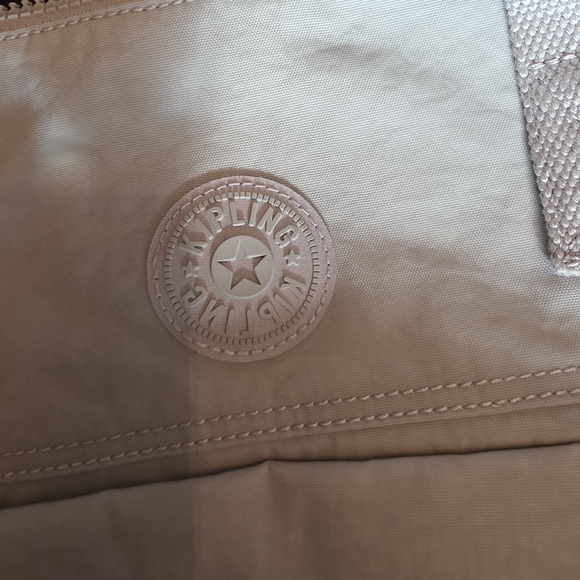Kipling Women's Pahneiro Handbag in the color Light Cream With Monkey Charm - Picture 2 of 12